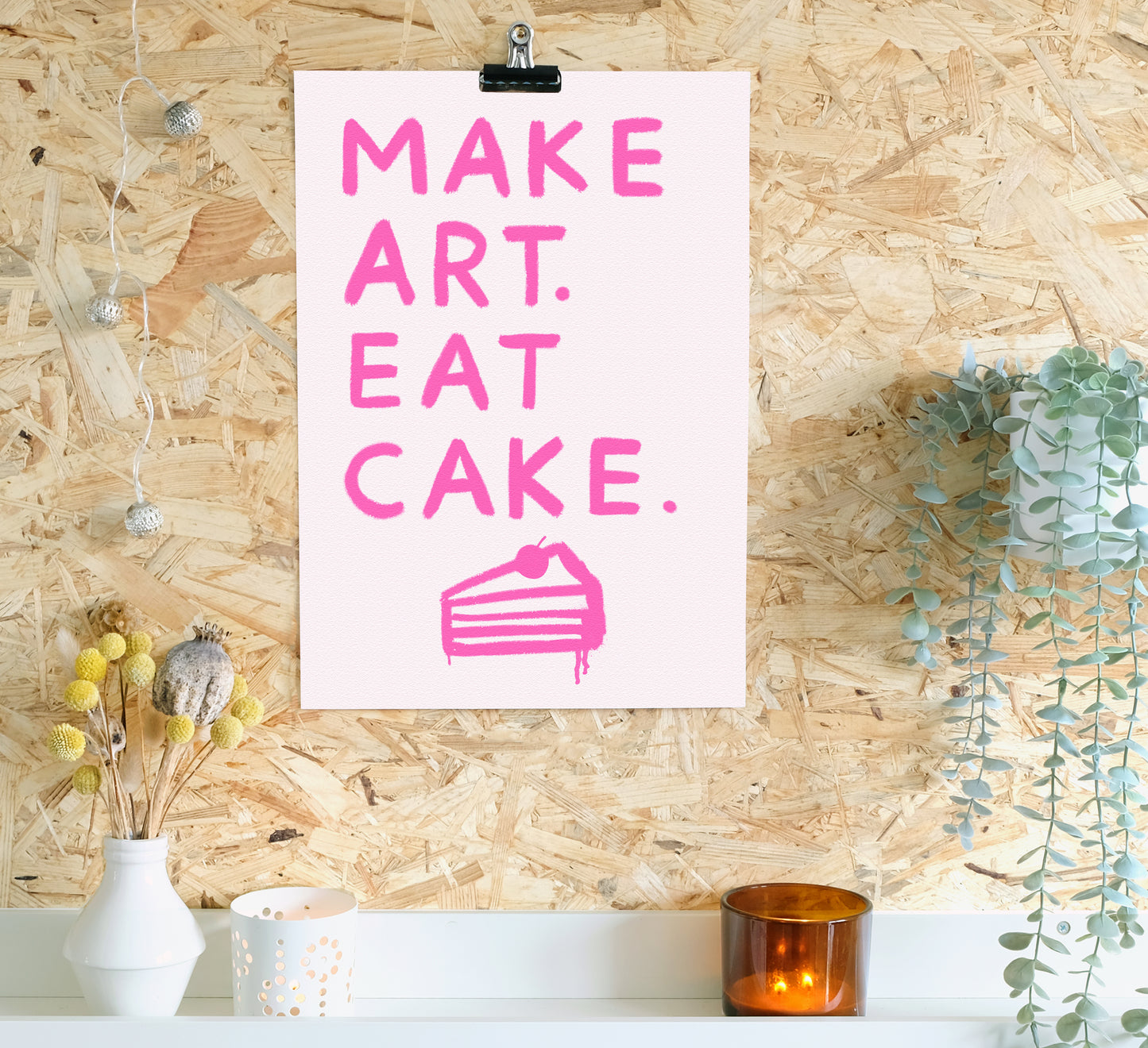 Leuchtend rosa Kunstdruck für Künstler mit der Aufschrift 'Make art. Eat cake'. Nachhaltig auf Bestellung gedruckt. pink arts print for artists that says 'Make art. Eat cake'. Sustainably printed to order.