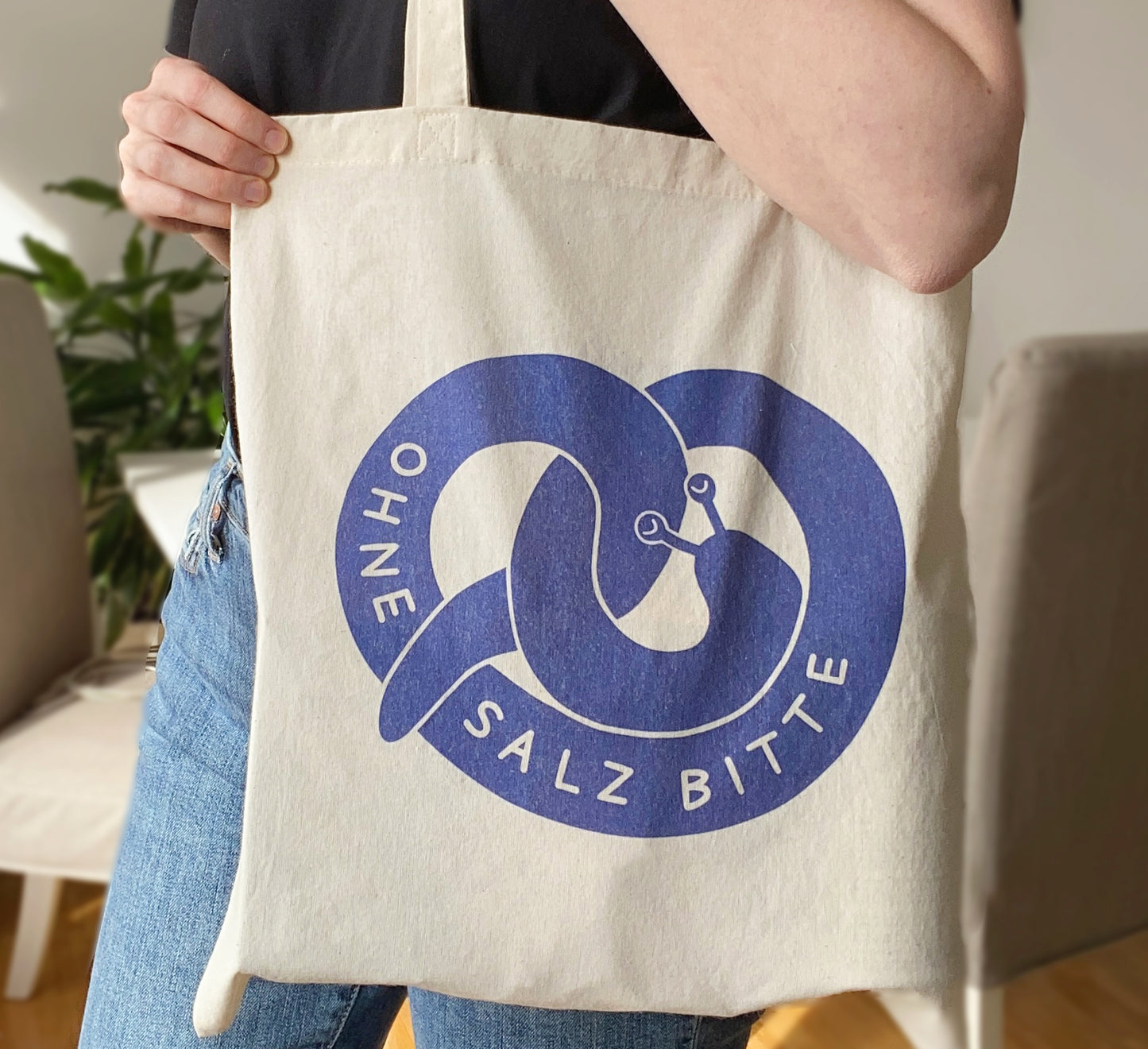 Süße Einkaufstasche mit meinem Lieblings-Brezelschnecken-Design! Perfekt zum Tragen von Brezeln.100% cotton tote bag (Oekotex certified) 100% Baumwolletasche (Oekotex-zertifiziert). Umweltfreundliche Tinte. ca 36cm x 40cm 140g/qm Langhenkel. Cute tote bag featuring my favourite pretzel slug design! Perfect for carrying all your pretzels. 100% cotton tote bag (Oekotex certified)