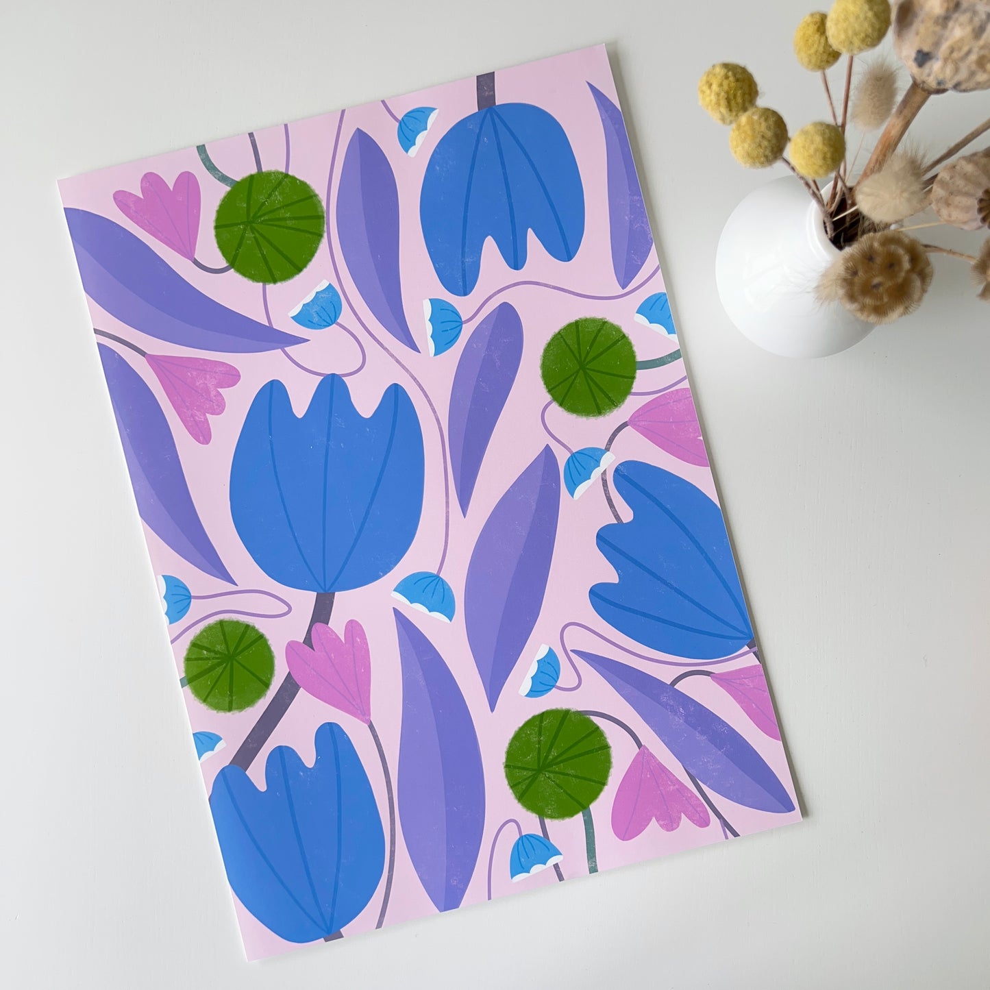 Einmaliger Druck mit kräftigen und hübschen Blumen! Hochwertige, von einer unabhängigen Künstlerin gestaltete Wandkunst und Drucke für dein Zuhause, perfekt, um ein wenig Natur in jeden Wohnraum zu bringen! Slightly imperfect, one-off print of bold and pretty flowers!High-quality, independently designed wall-art and prints for your home, perfect for bringing a little nature into any living space! Low-waste, sustainable, imperfect prints sale!