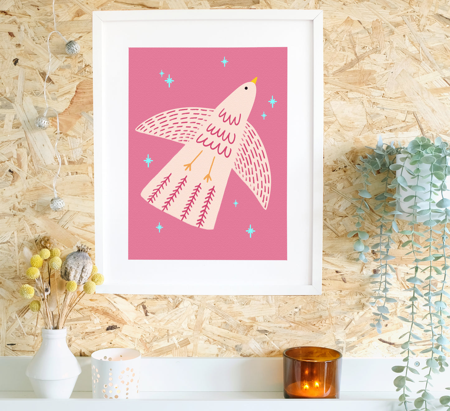 Bunter Druck eines fliegenden Vogels vor einem rosa Himmel! Hochwertige, von einer unabhängigen Künstlerin gestaltete Wandkunst und Drucke für dein Zuhause, perfekt, um ein wenig Natur in jeden Wohnraum zu bringen! Nachhaltig auf Bestellung gefertigt. Colourful art print of a flying bird against a pink sky!