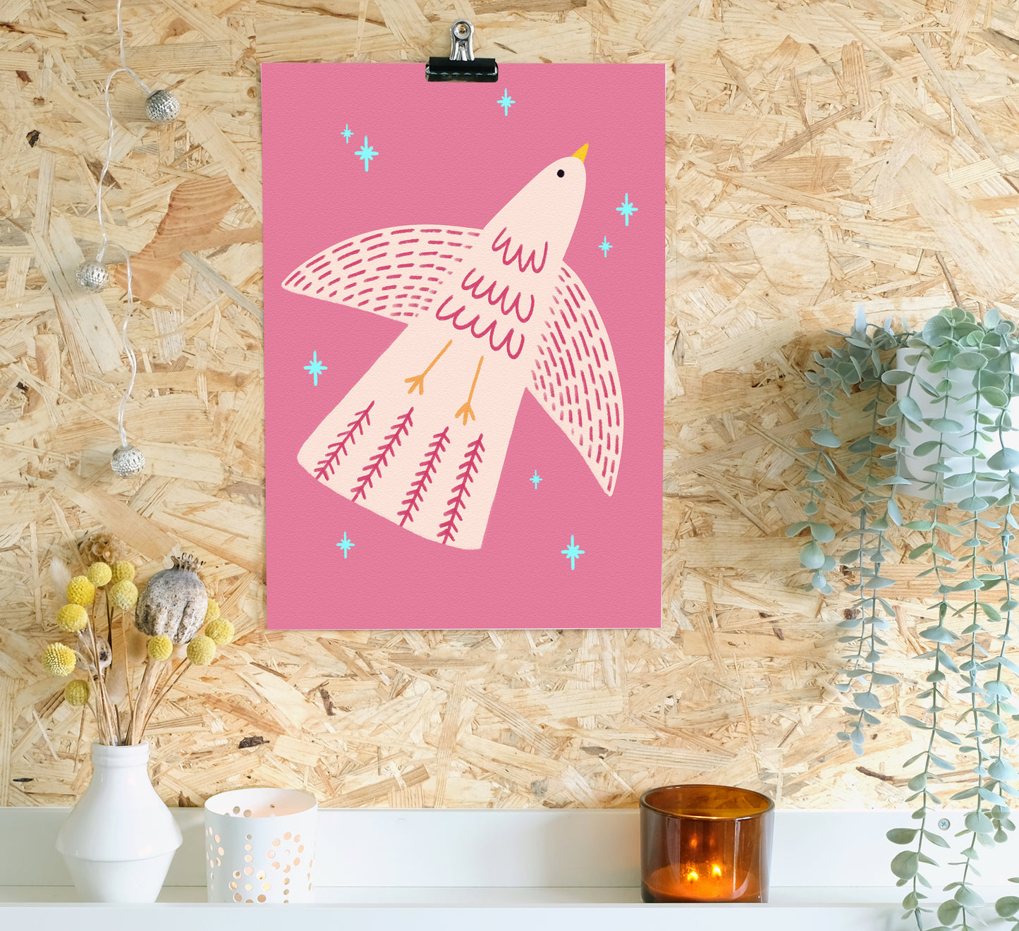 Bunter Druck eines fliegenden Vogels vor einem rosa Himmel! Hochwertige, von einer unabhängigen Künstlerin gestaltete Wandkunst und Drucke für dein Zuhause, perfekt, um ein wenig Natur in jeden Wohnraum zu bringen! Nachhaltig auf Bestellung gefertigt. Colourful art print of a flying bird against a pink sky!