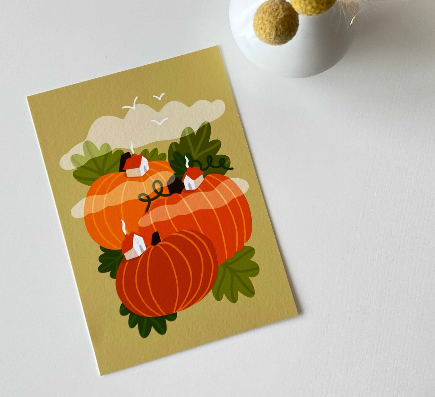 A cosy village nestled in dreamy pumpkin hills! High-quality, independently designed wall-art and prints for your home, perfect for bringing a little nature into any living space! Sustainably made-to-order. Hochwertige, von einer unabhängigen Künstlerin gestaltete Wandkunst und Drucke für dein Zuhause, perfekt, um ein wenig Natur in jeden Wohnraum zu bringen! Nachhaltig auf Bestellung gefertigt.