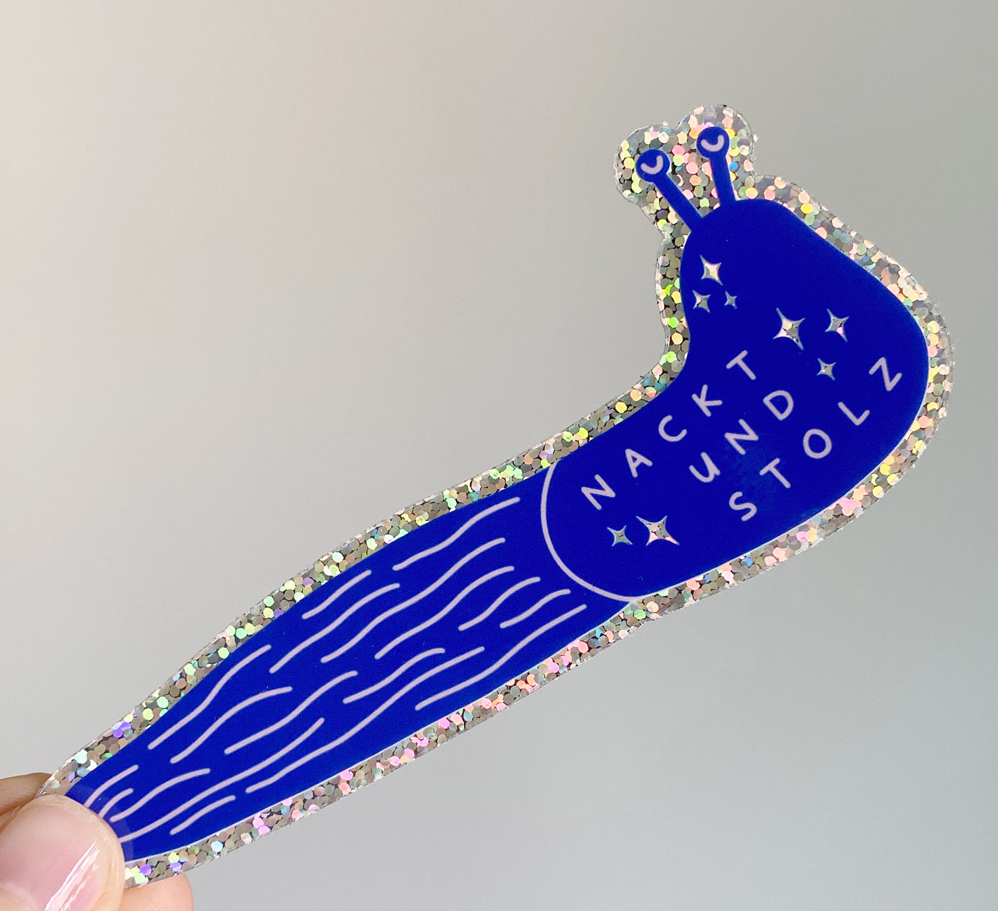 Glittery blue and rainbow vinyl slug sticker! Perfect for decorating laptops or notebooks. Water and UV- resistant Glitzernder Vinyl-Nacktschneckenaufkleber! Perfekt zum Dekorieren von Laptops oder Notebooks. Wasser- und UV-beständig