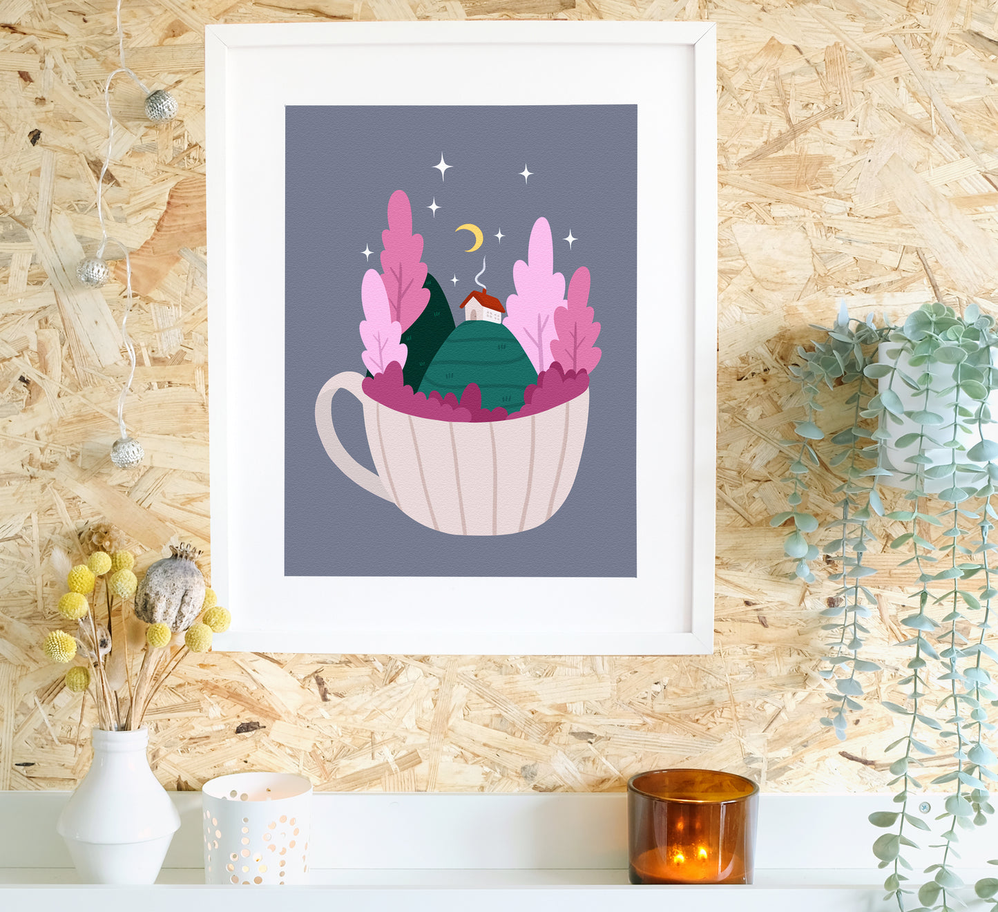 Bunter Druck eines funkelnden Nachthimmels über einem gemütlichen Häuschen in einer Teetasse! Hochwertige, von einer unabhängigen Künstlerin gestaltete Wandkunst und Drucke für dein Zuhause, perfekt, um ein wenig Natur in jeden Wohnraum zu bringen! Nachhaltig auf Bestellung gefertigt. Colourful art print of a twinkly night sky over a cosy cottage in a teacup! High-quality, independently designed wall-art and prints for your home, perfect for bringing a little nature into any living space!