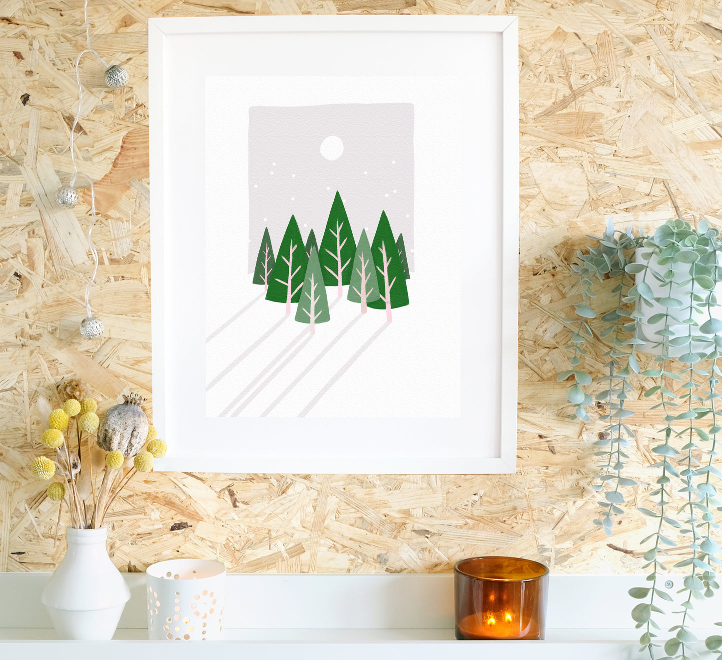 Zauberhafter Druck der tiefstehenden Sonne in einem verschneiten Winterwald. Beautiful art print of the low sun in a snowy, winter woodland.