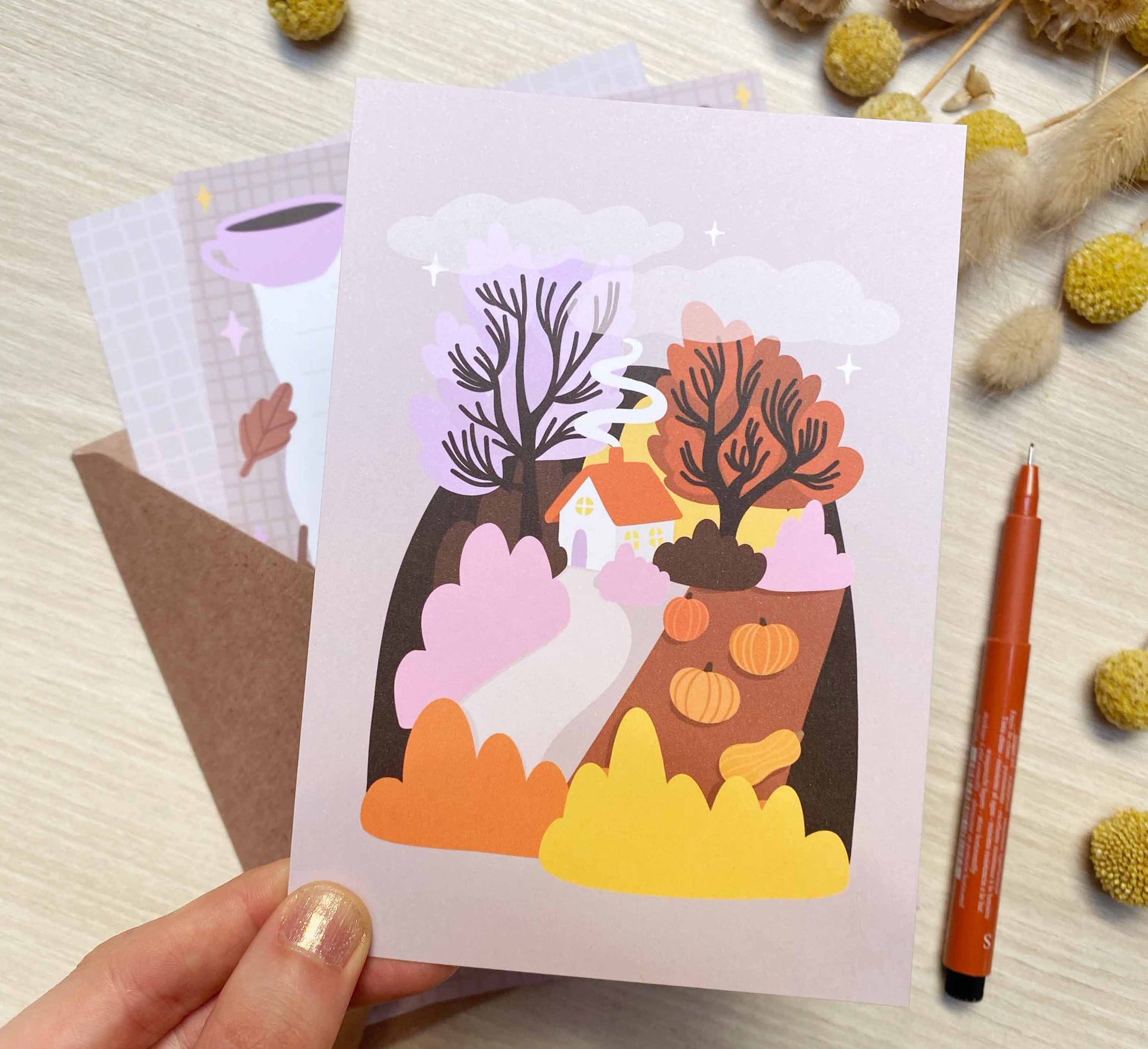 Let’s embrace slow-living and start a snail mail revolution! Use this cosy, autumn-inspired letter set to send your friends and family something lovely in the post. Lass uns das langsame Leben zelebrieren und eine Schneckenpost-Revolution starten!  Nimm dieses gemütliche, vom Herbst inspirierte Briefset, um Ihren Freunden und Ihrer Familie etwas Schönes per Post zu schicken. Sustainably made-to order by an independent artist. Sales support nature conservation through European Rewilding projects!