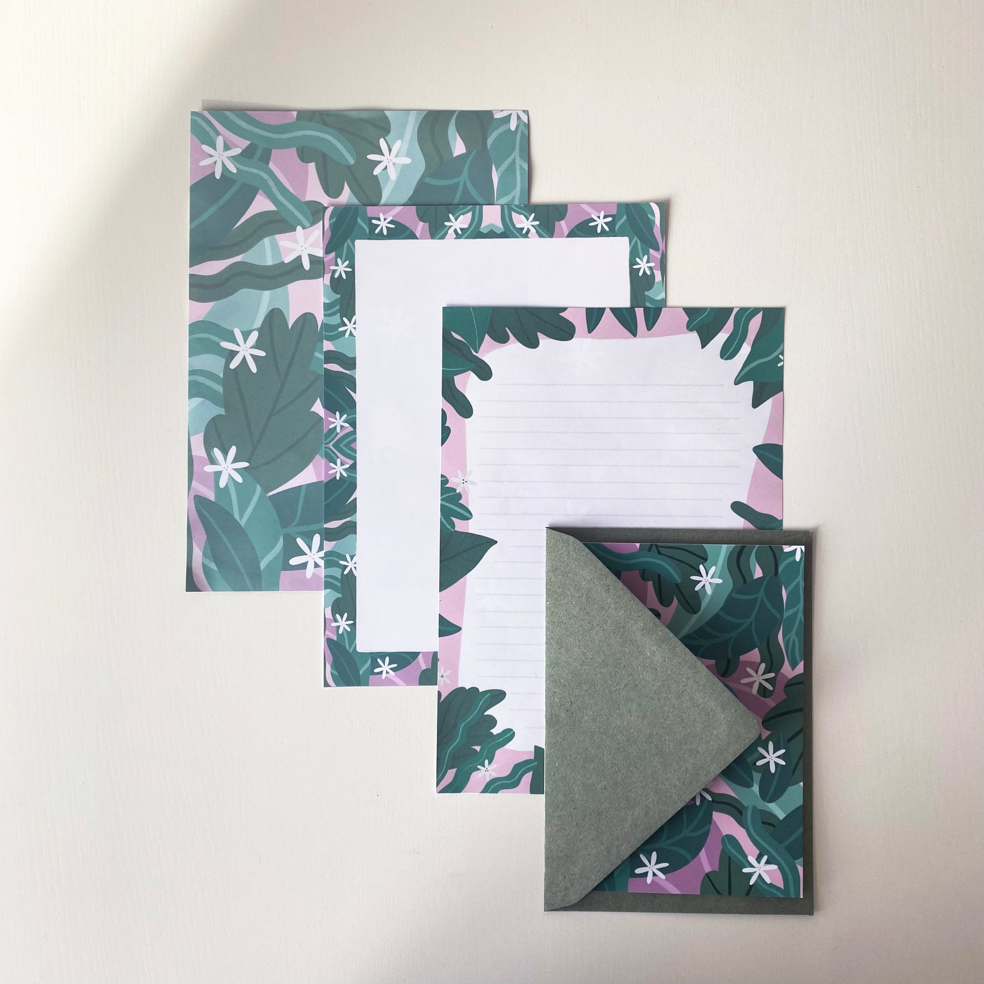 Rosa und grünes botanisches Briefschreibset. Nachhaltig auf Bestellung gefertigt.Pink and green botanical letter writing set. Sustainably made to order.