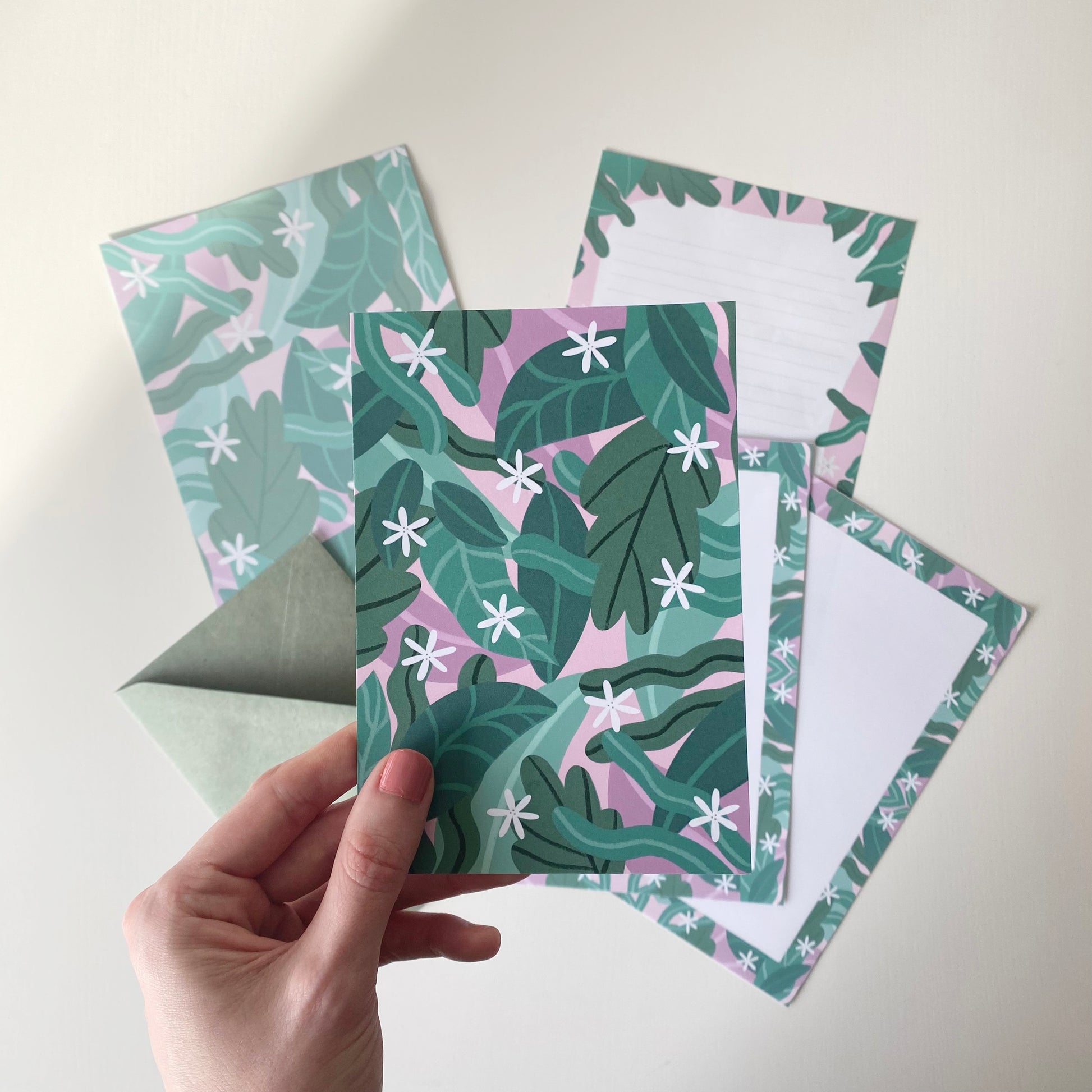 Rosa und grünes botanisches Briefschreibset. Nachhaltig auf Bestellung gefertigt.Pink and green botanical letter writing set. Sustainably made to order.