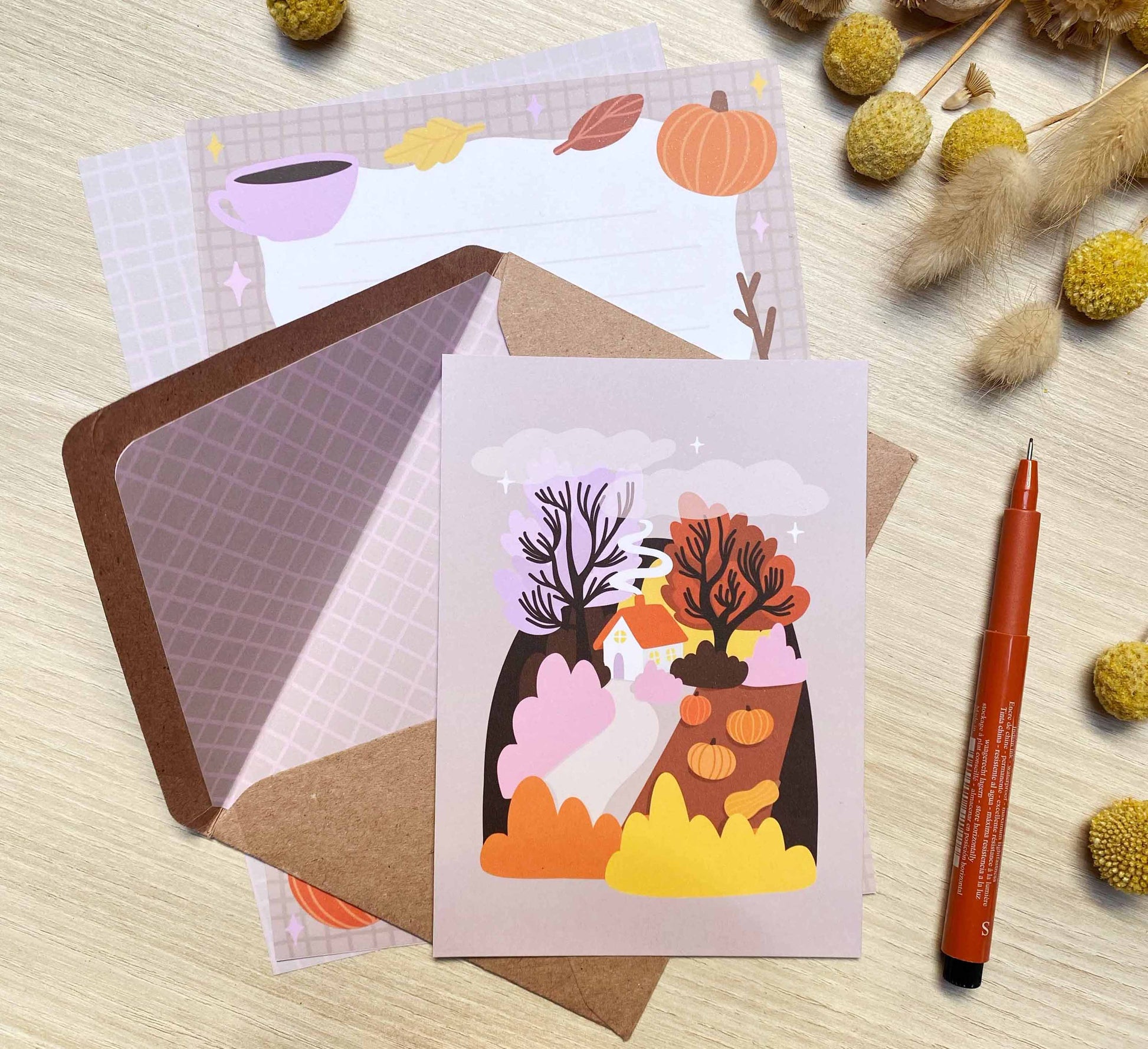 Let’s embrace slow-living and start a snail mail revolution! Use this cosy, autumn-inspired letter set to send your friends and family something lovely in the post. Lass uns das langsame Leben zelebrieren und eine Schneckenpost-Revolution starten!  Nimm dieses gemütliche, vom Herbst inspirierte Briefset, um Ihren Freunden und Ihrer Familie etwas Schönes per Post zu schicken. Sustainably made-to order by an independent artist. Sales support nature conservation through European Rewilding projects!