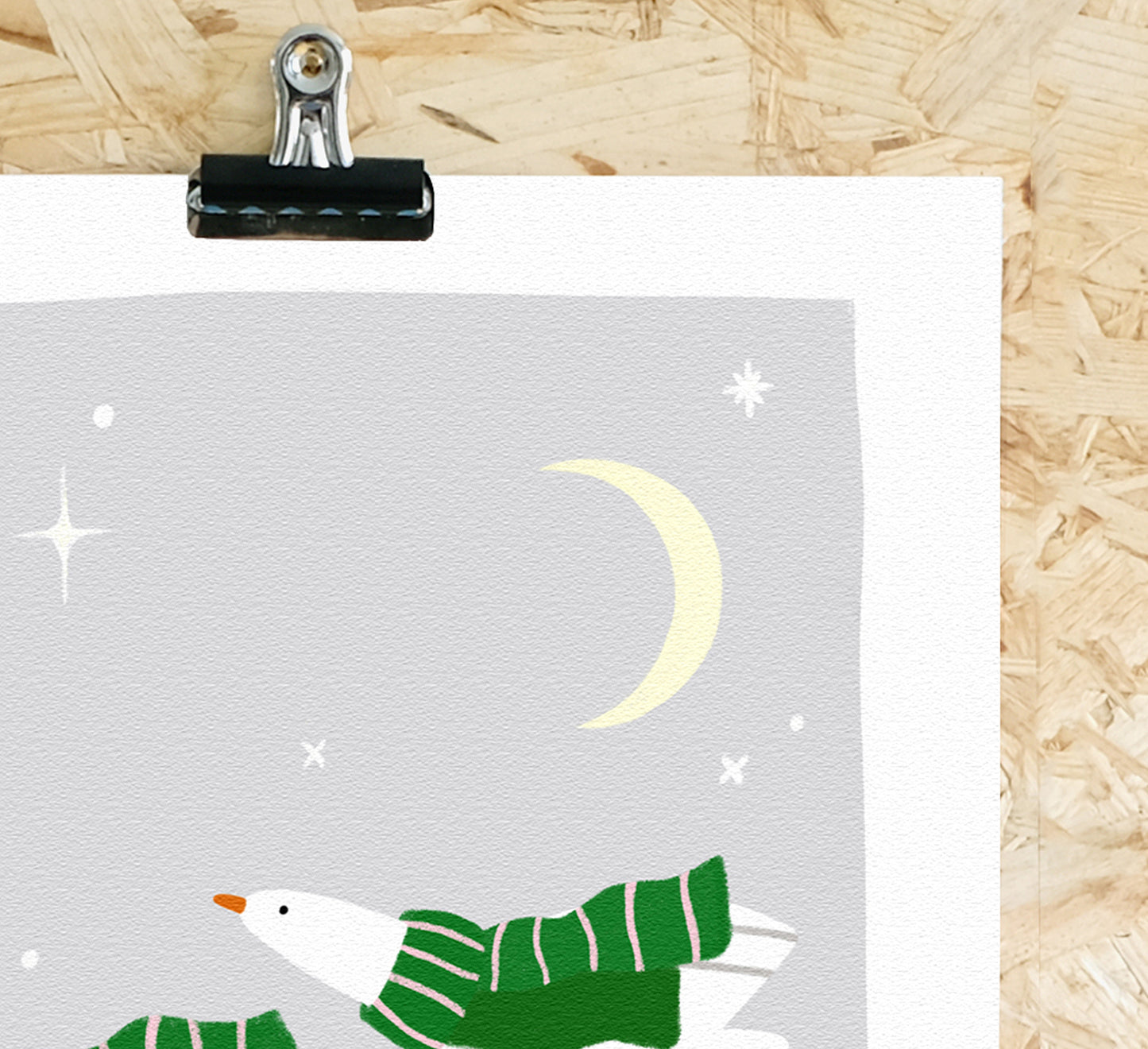 Skurriler Druck von fliegenden Gänsen mit kleinen Schals in einer glitzernden Winternacht. Quirky art print of geese with little scarves on flying in a twinkly winter night.