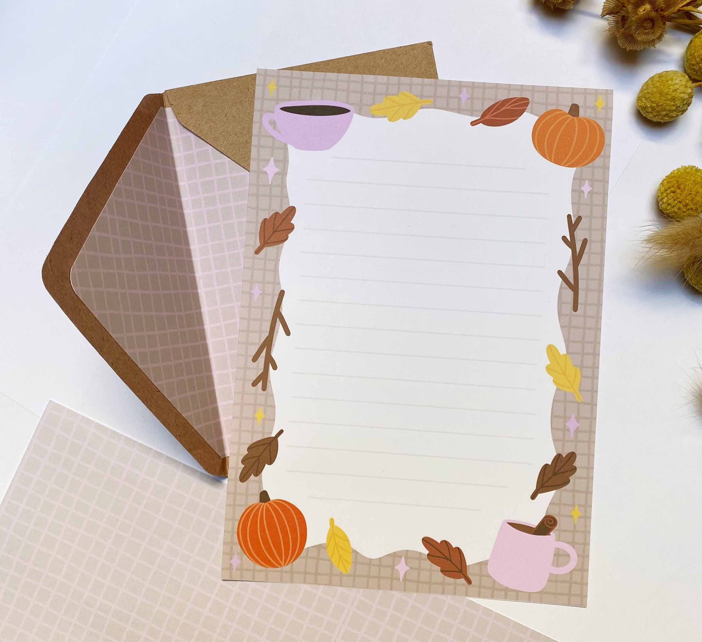 Let’s embrace slow-living and start a snail mail revolution! Use this cosy, autumn-inspired letter set to send your friends and family something lovely in the post. Lass uns das langsame Leben zelebrieren und eine Schneckenpost-Revolution starten!  Nimm dieses gemütliche, vom Herbst inspirierte Briefset, um Ihren Freunden und Ihrer Familie etwas Schönes per Post zu schicken. Sustainably made-to order by an independent artist. Sales support nature conservation through European Rewilding projects!