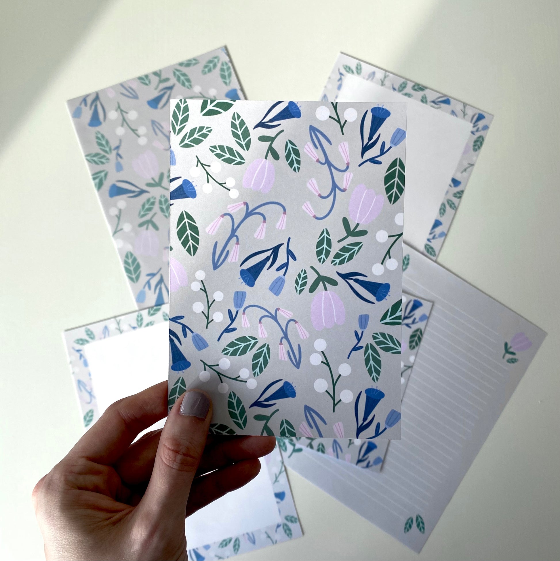 Blumen-Schreibset Briefpapier mit liniertem und unliniertem Papier, Umschlägen und passenden Postkarten. Nachhaltig auf Bestellung gefertigt. writing set with lined and unlined paper, envelopes and matching postcards. Sustainably made to order.