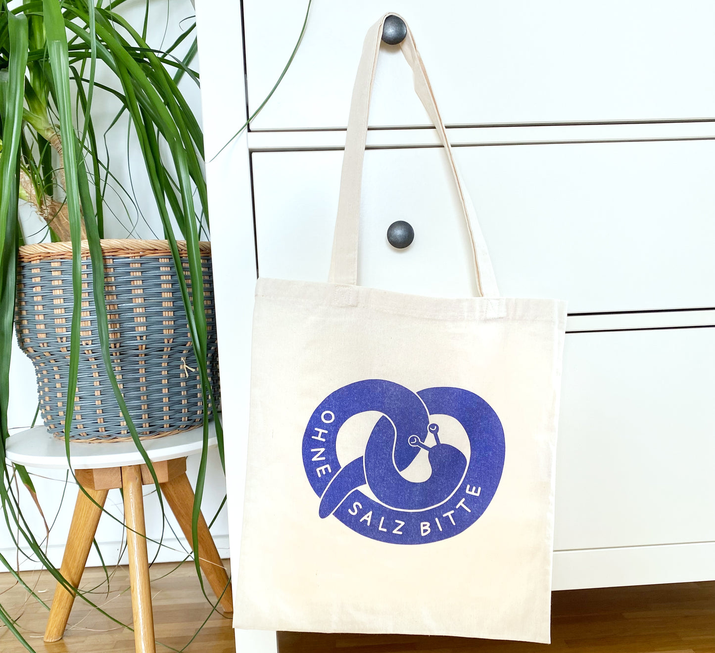 Süße Einkaufstasche mit meinem Lieblings-Brezelschnecken-Design! Perfekt zum Tragen von Brezeln.100% cotton tote bag (Oekotex certified) 100% Baumwolletasche (Oekotex-zertifiziert). Umweltfreundliche Tinte. ca 36cm x 40cm 140g/qm Langhenkel. Cute tote bag featuring my favourite pretzel slug design! Perfect for carrying all your pretzels. 100% cotton tote bag (Oekotex certified) 