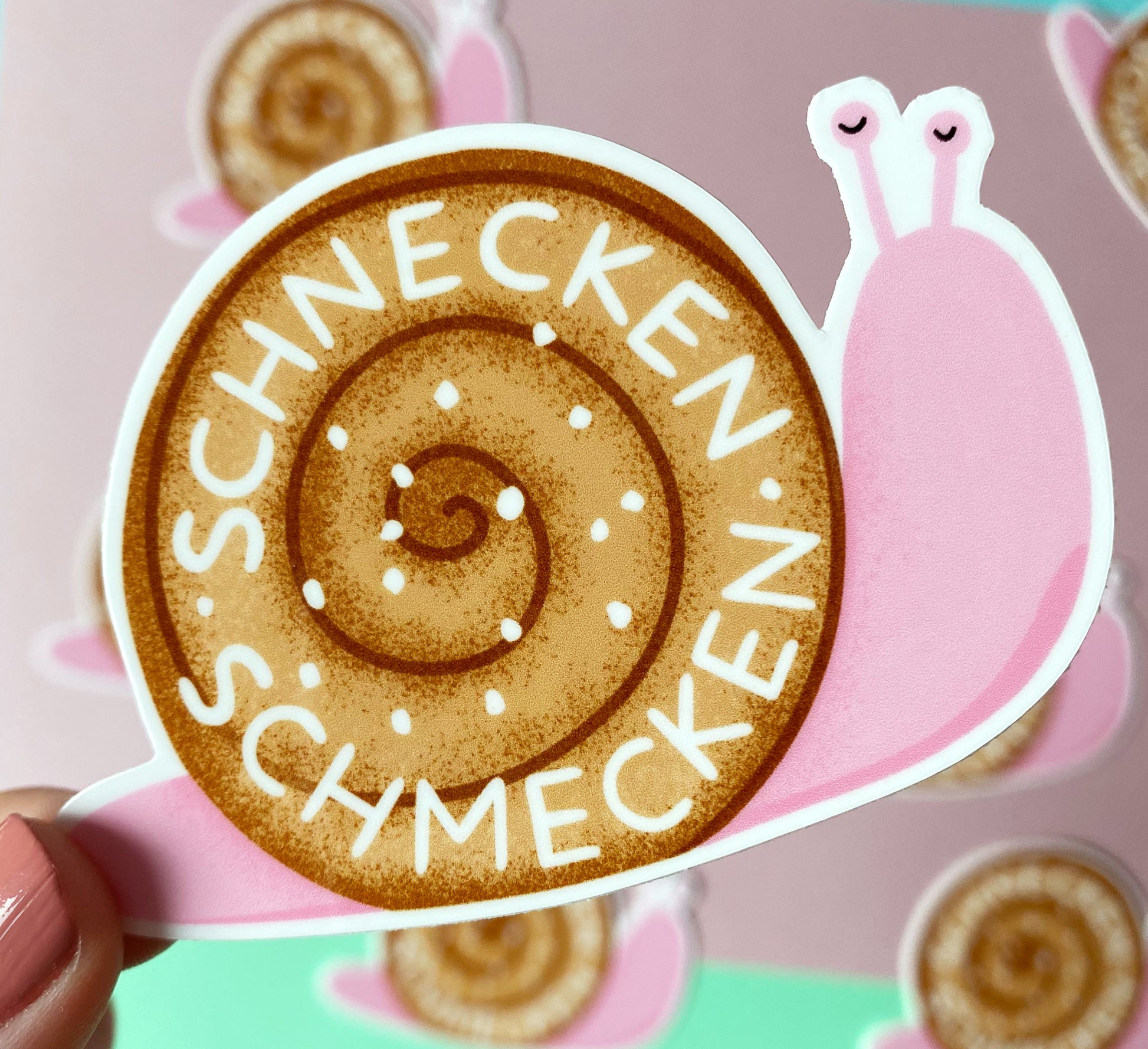 Zimtschnecken-aufkleber! Perfekt zum Dekorieren von Laptops oder Notebooks. Wasser- und UV-beständig. Cinnamon roll snail sticker! Perfect for decorating laptops or notebooks. Water and UV- resistant. Sales support European Rewilding and nature conservation projects!