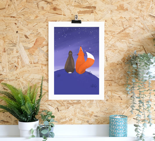 Magischer Druck eines Fuchses und eines Hasen, die gemeinsam zu den Sternen blicken. Magical art print of a fox and hare gazing up at the stars together.