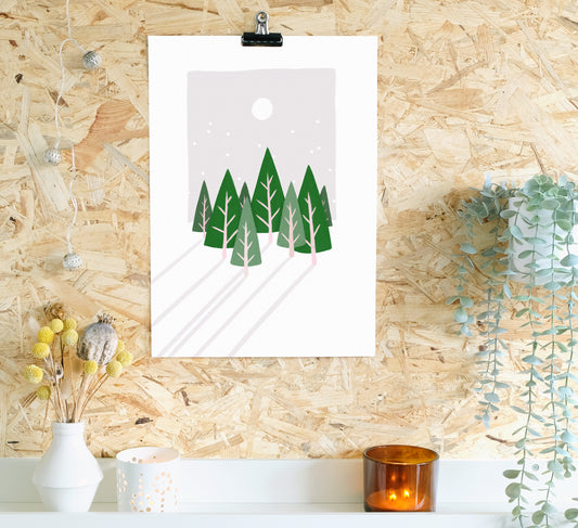 Zauberhafter Druck der tiefstehenden Sonne in einem verschneiten Winterwald. Beautiful art print of the low sun in a snowy, winter woodland.